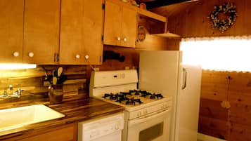 Kylskåp, mikrovågsugn, ugn och spishäll