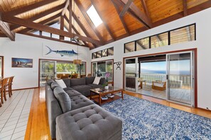 Smart TV, reproductor de DVD, futbolito y tenis de mesa 