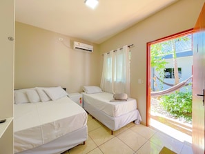 Quarto triplo standard, várias camas, para não fumantes | Frigobar, cortinas blackout, Wi-Fi de cortesia, roupa de cama
