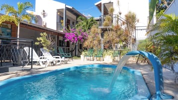 Piscine extérieure, chaises longues