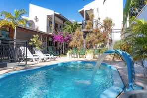 室外游泳池，日光浴躺椅