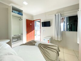 Quarto casal standard, 1 cama de casal, para não fumantes | Frigobar, cortinas blackout, Wi-Fi de cortesia, roupa de cama