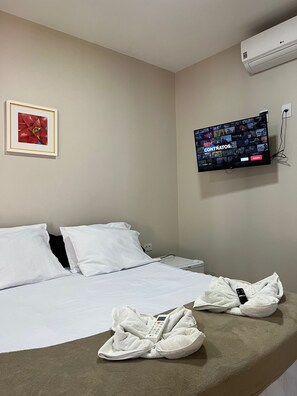 Habitación cuádruple estándar, varias camas, para no fumadores | Minibar, cortinas blackout, wifi gratis y ropa de cama 