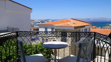 1 sovrum, individuell inredning, unika möbler och skrivbord