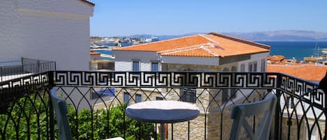 1 bedroom, individually decorated, individually furnished, desk