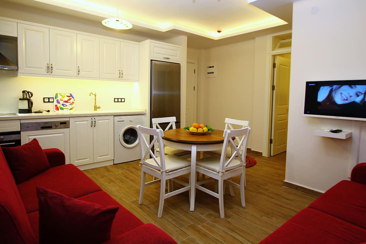 1 間睡房、獨特設計、獨特裝修、書桌