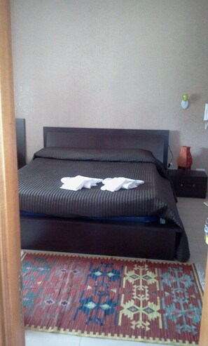 ห้องดีลักซ์ดับเบิล | โต๊ะทำงาน, Wi-Fi ฟรี, ผ้าปูที่นอน