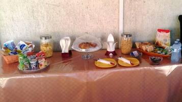 Colazione continentale, servita tutte le mattine (10 EUR a persona)
