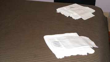 Quarto casal luxo | Escrivaninha, Wi-Fi de cortesia, roupa de cama