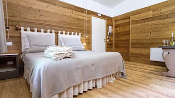 1 bedroom, desk, blackout curtains, soundproofing