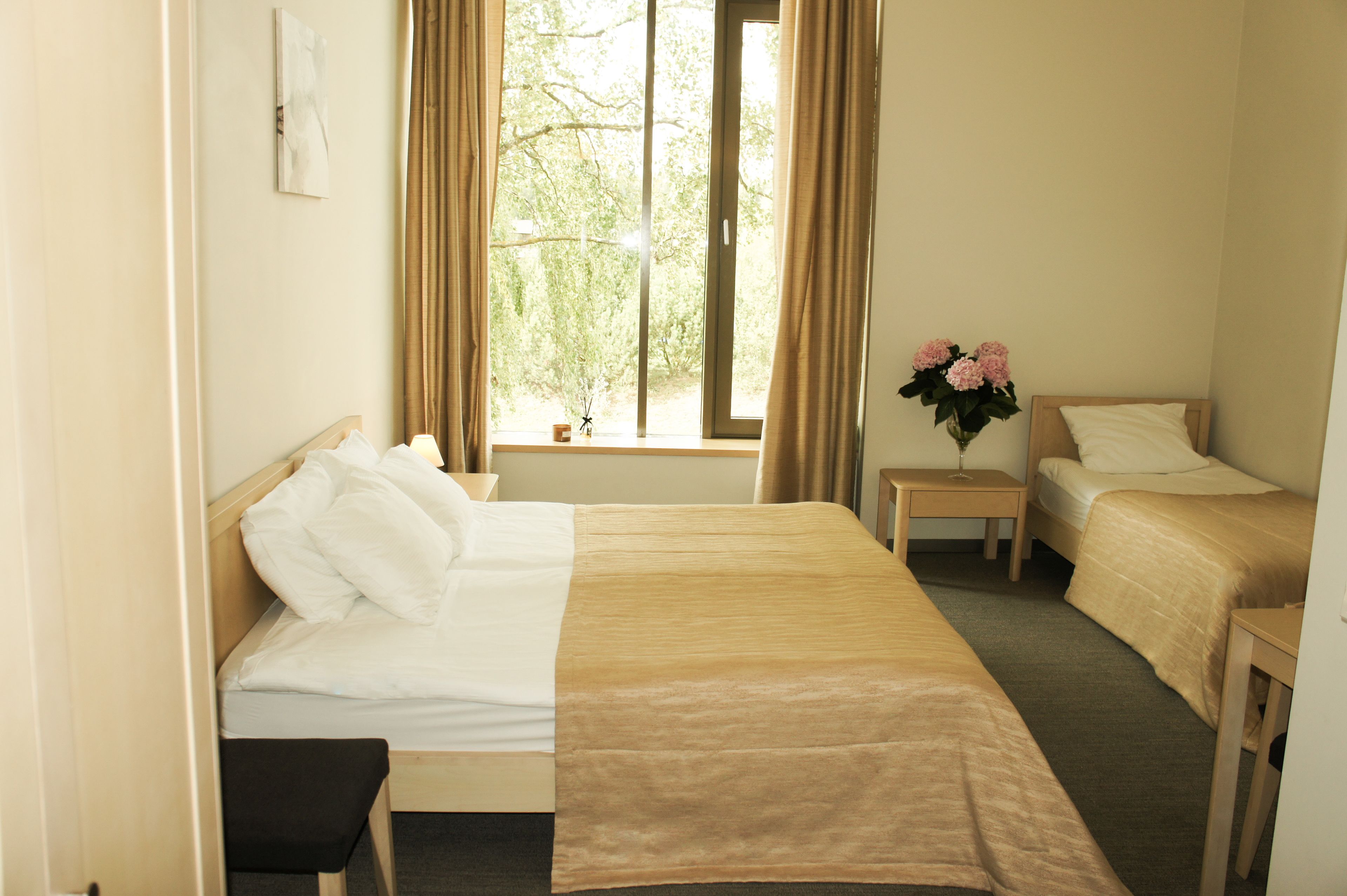 standard triple room | 1 bedroom, desk, soundproofing, cots/infant beds