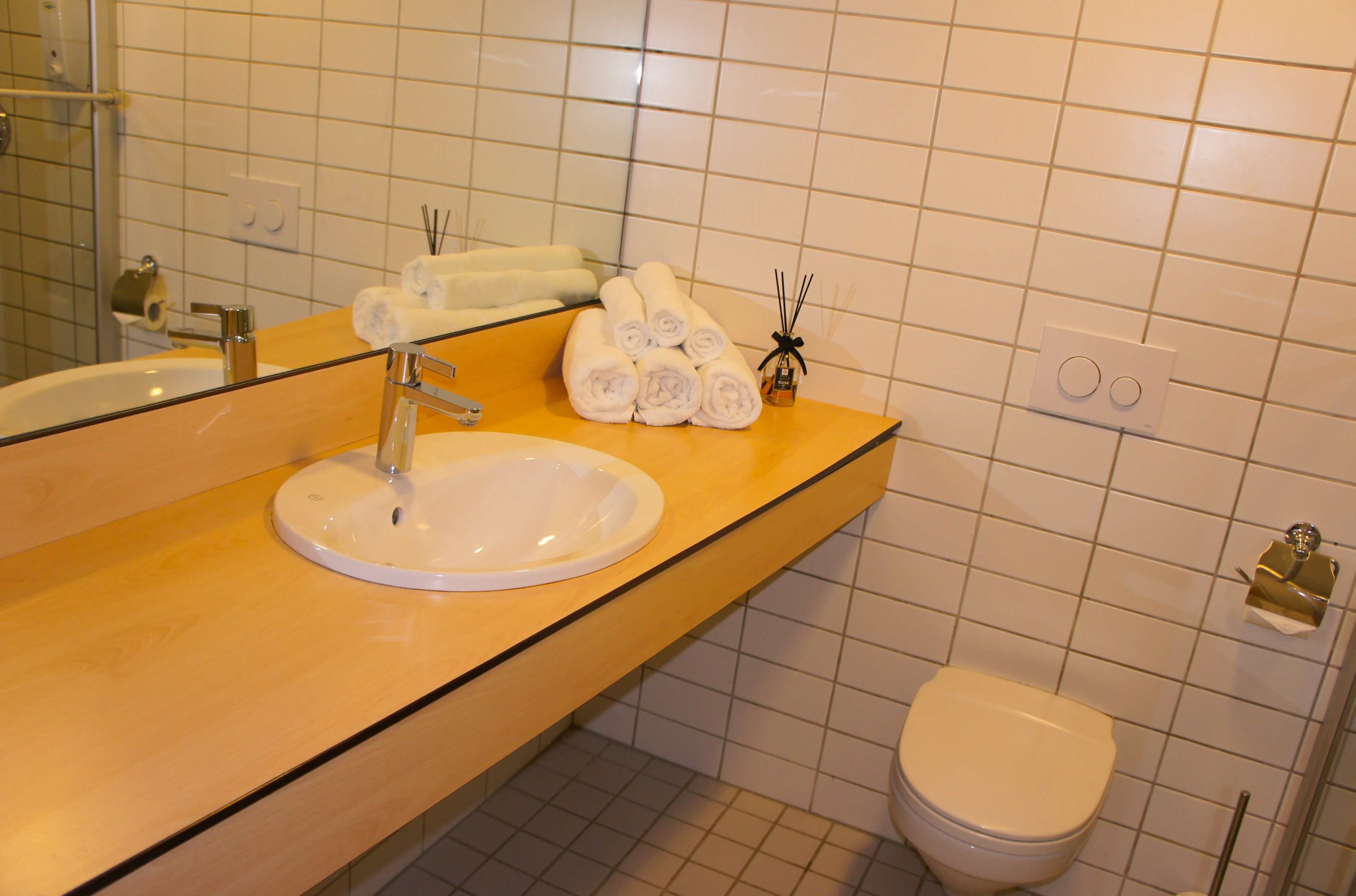 standard triple room | bathroom | free toiletries, towels