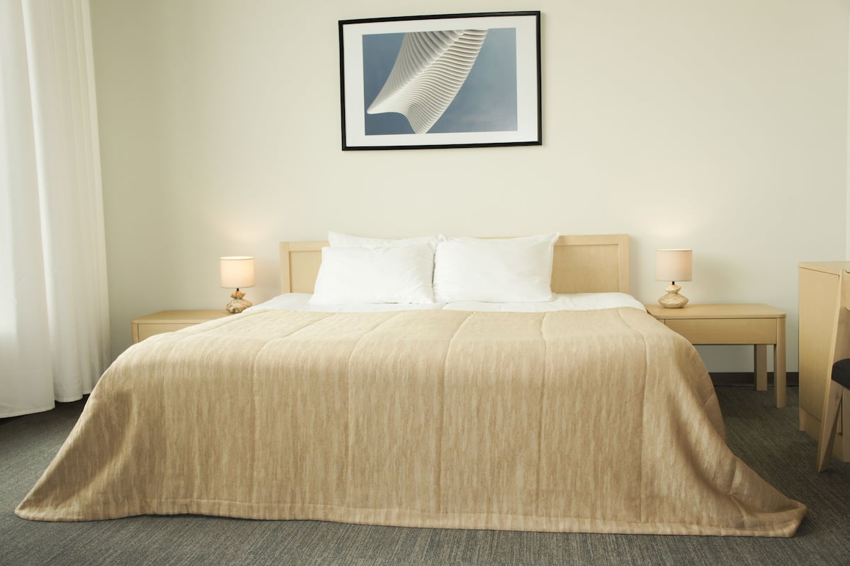 Een bureau, geluiddichte muren, babybedden, extra bedden