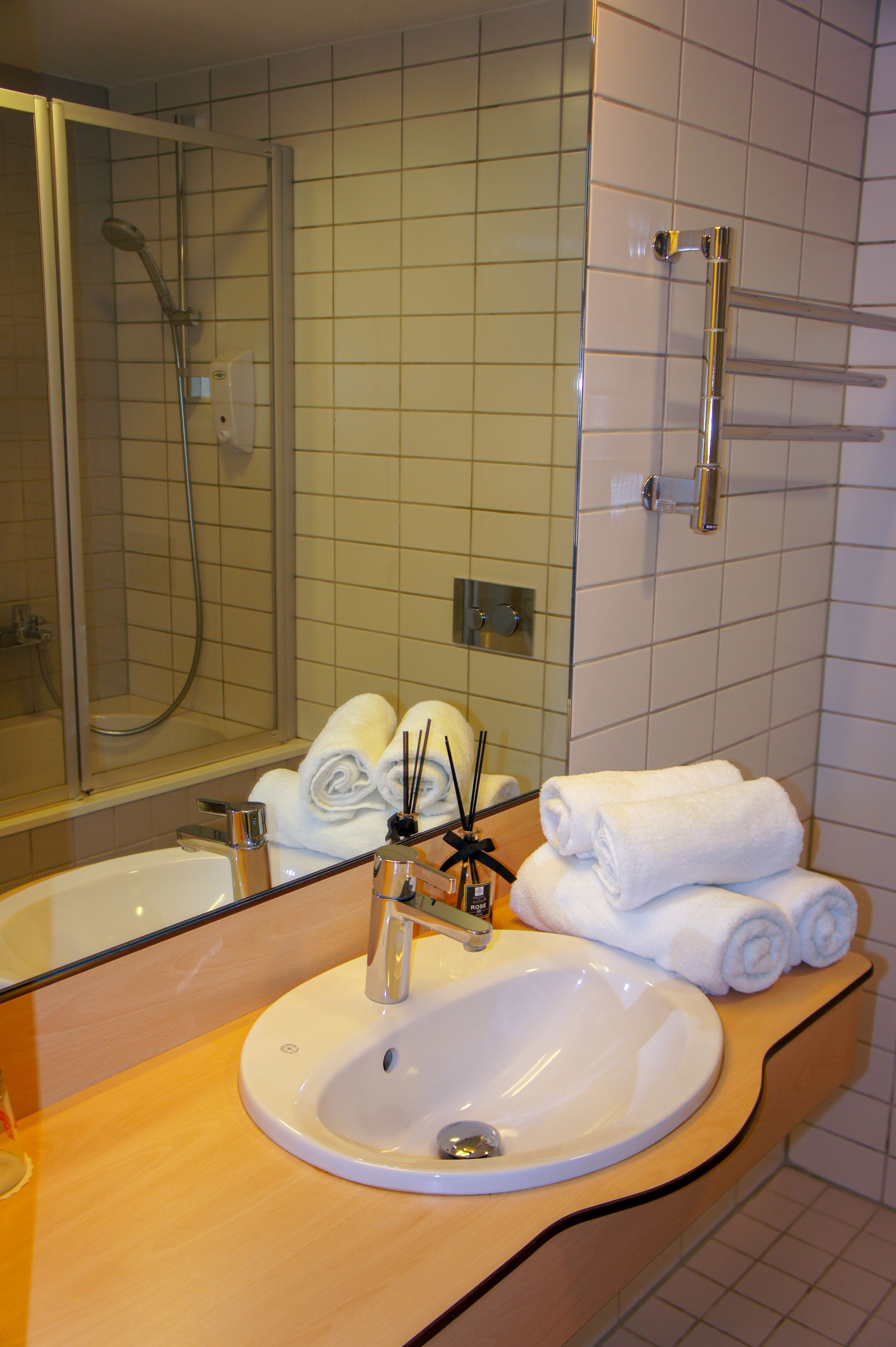 deluxe twin room | bathroom | free toiletries, towels