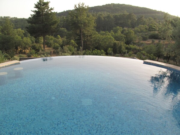 Een buitenzwembad en ligstoelen