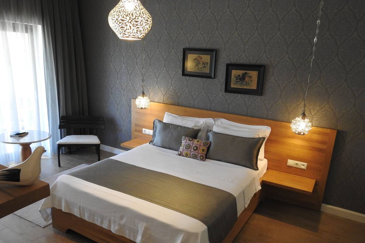 Standard Double Room | Minibar, in-room safe, laptop workspace, soundproofing