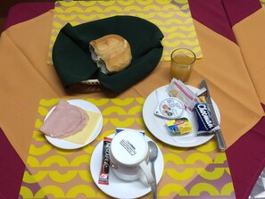 Free daily continental breakfast - Hotel Soberania (La Serena)