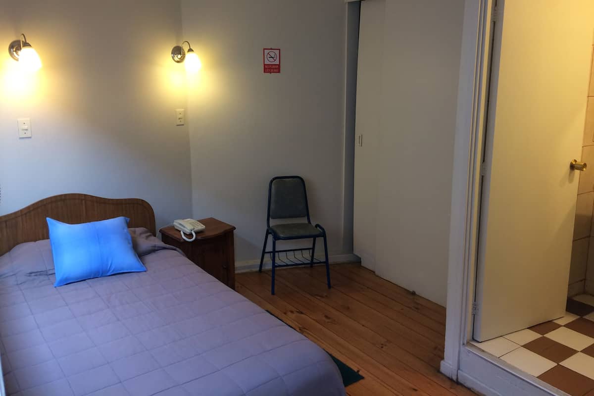 Habitación individual, 1 cama individual, no fumadores | Caja fuerte, cortinas opacas, wifi gratis y ropa de cama