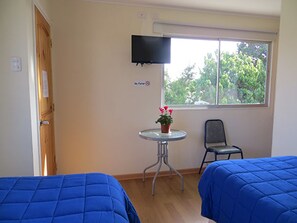 Double Room, 2 Katil Bujang (Single) | Peti besi dalam bilik, langsir/tirai gelap terus, Wi-fi percuma 