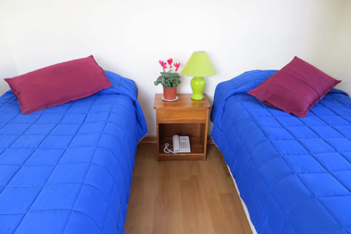 Habitación doble, 2 camas individuales | Caja fuerte, cortinas opacas, wifi gratis y ropa de cama