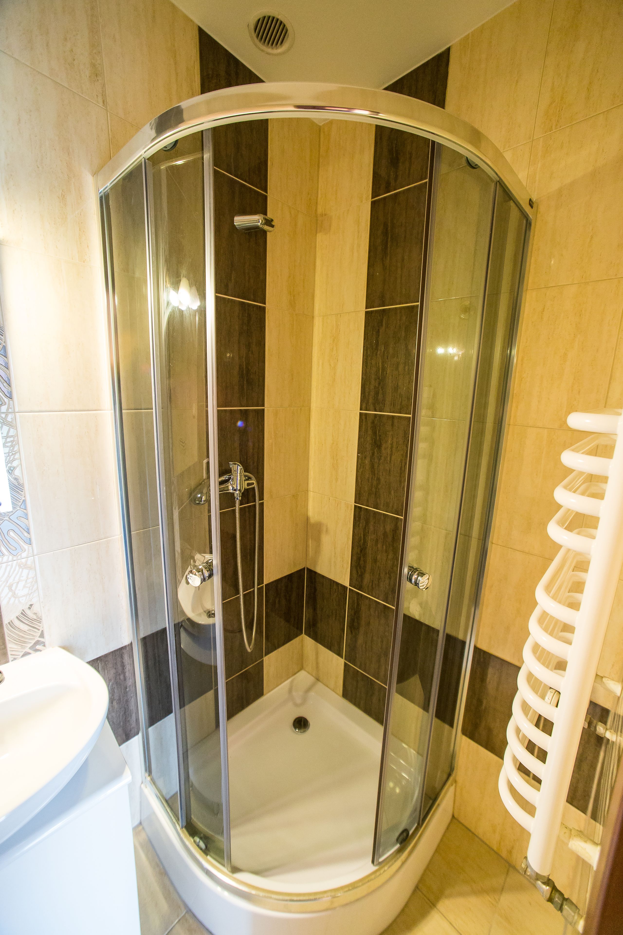 Driepersoonskamer (2) | Badkamer | Een douche, handdoeken