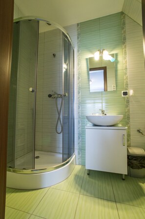 Habitación triple (3) | Baño | Ducha y toallas