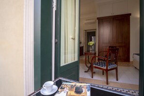 Camera Luxury con letto matrimoniale o 2 letti singoli, balcone, vista città | Servizio della camera