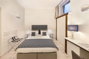Kamar Double atau Twin Standar | Seprai premium, busa memori, brankas, dan didekorasi berbeda-beda