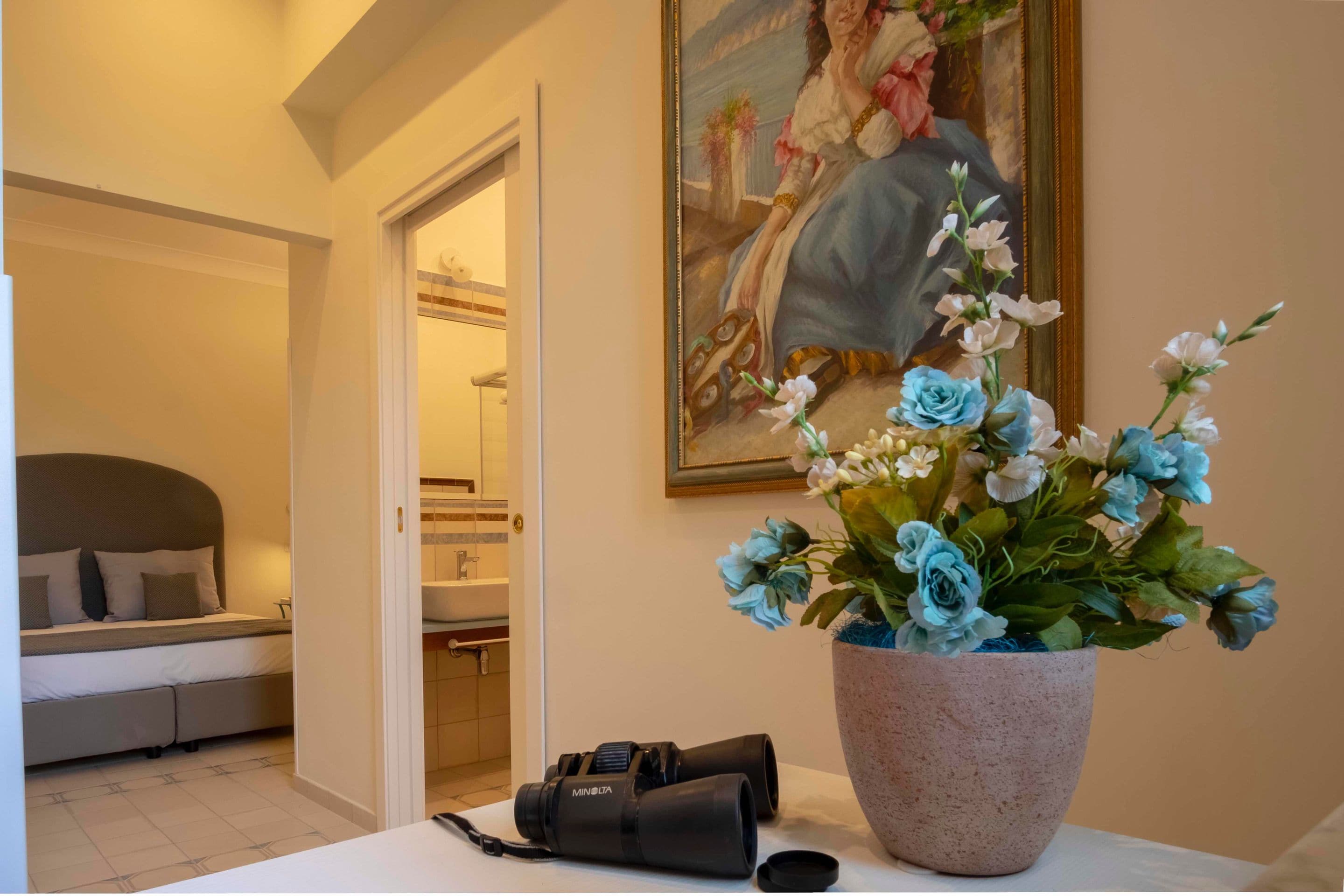 Habitación Deluxe con 1 cama matrimonial o 2 individuales, vista al patio | Ropa de cama de alta calidad y camas con efecto memoria 