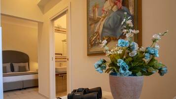 Habitación Deluxe con 1 cama matrimonial o 2 individuales, vista al patio | Ropa de cama de alta calidad y camas con efecto memoria