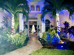 Property grounds - Book now for the Holidays🎄 "Dive into Luxury:  salt heated pool. kayak & fish
 (Cape Coral)