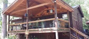 Wild Bills Riverfront Escape - Garden hot tub