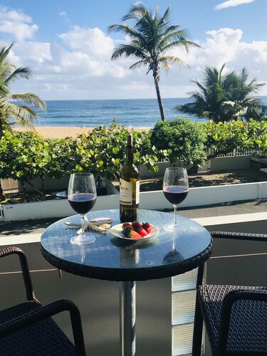 Beachfront Paradise With Amazing Ocean Views! Private access to Beach. Wifi