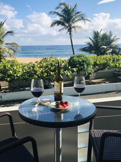 Beachfront Paradise With Amazing Ocean Views! Private access to Beach. Wifi