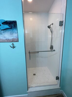 Dusche, Haartrockner, Handtücher, Seife