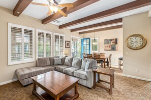 Televisión, chimenea, Netflix y Hulu 