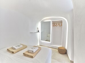 3 habitaciones, escritorio y tabla de planchar con plancha 