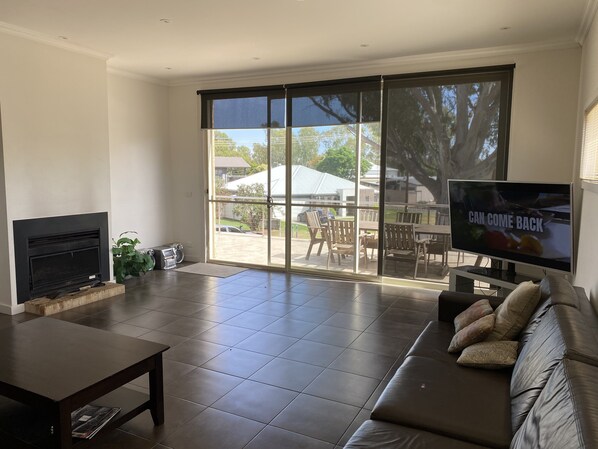 TV connectée, cheminée, lecteur de DVD, table de tennis de table