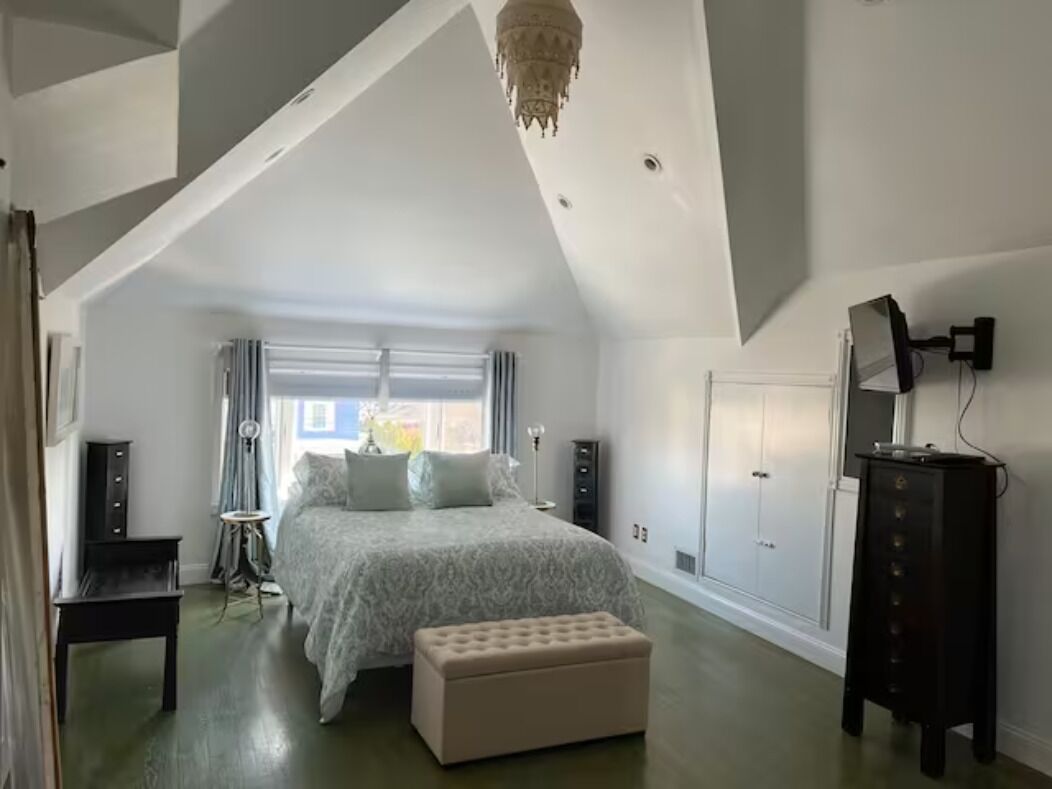 3 bedrooms, desk, iron/ironing board, free WiFi