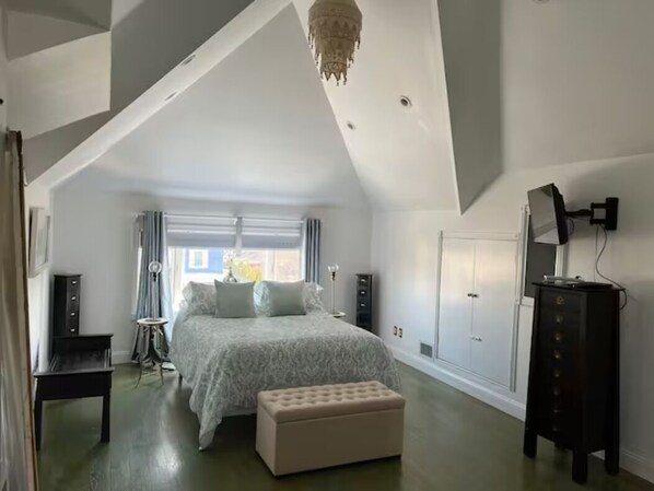 3 bedrooms, desk, iron/ironing board, free WiFi