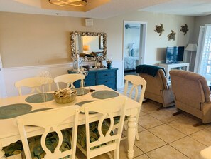 Dining - OCEAN VIEW CONDO AT THE BEACH CLUB UNIT 425 ON THE TOP FLOOR - GREAT OCEAN VIEW (St Simons Island)