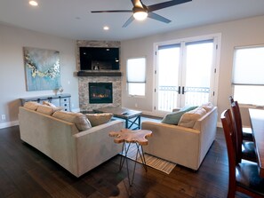 Televisión y chimenea 