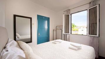 3 habitaciones, escritorio, tabla de planchar con plancha y wifi