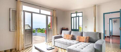 Una televisión, una chimenea