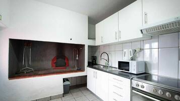 Refrigerador, microondas, horno y cafetera y tetera