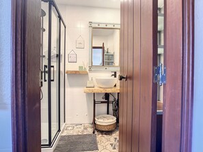 Combined shower/bathtub, hair dryer, towels, soap