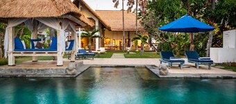 Villa Cantik: Luksusvilla ved stranden inkludert evighetsbasseng og ansatte!