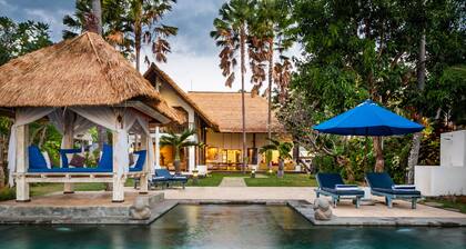 Villa Cantik: Luxury beach front villa including infinity pool and staff!