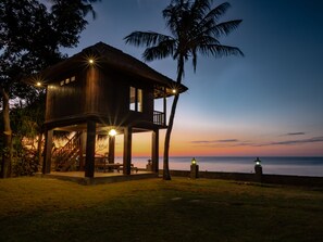 Exterior - Villa Cantik: Luxury beach front villa including infinity pool and staff! (Dencarik)