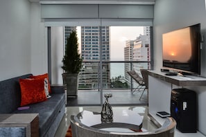 Deluxe Apartment | Living room | 60-inch Smart TV with cable channels - Top Apartment Cartagena Colombia (Cartagena)